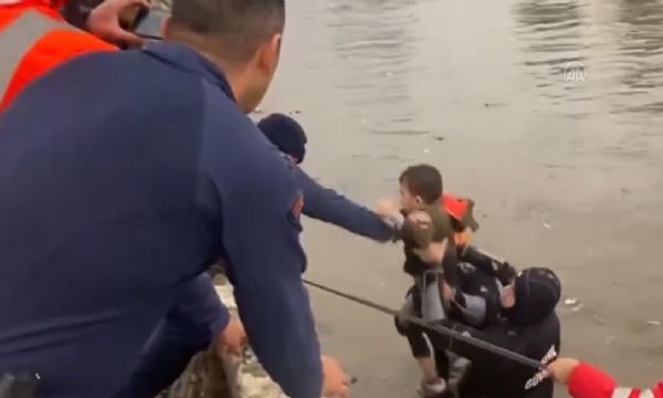 İzmir'de can pazarı... Araç dereye düştü!